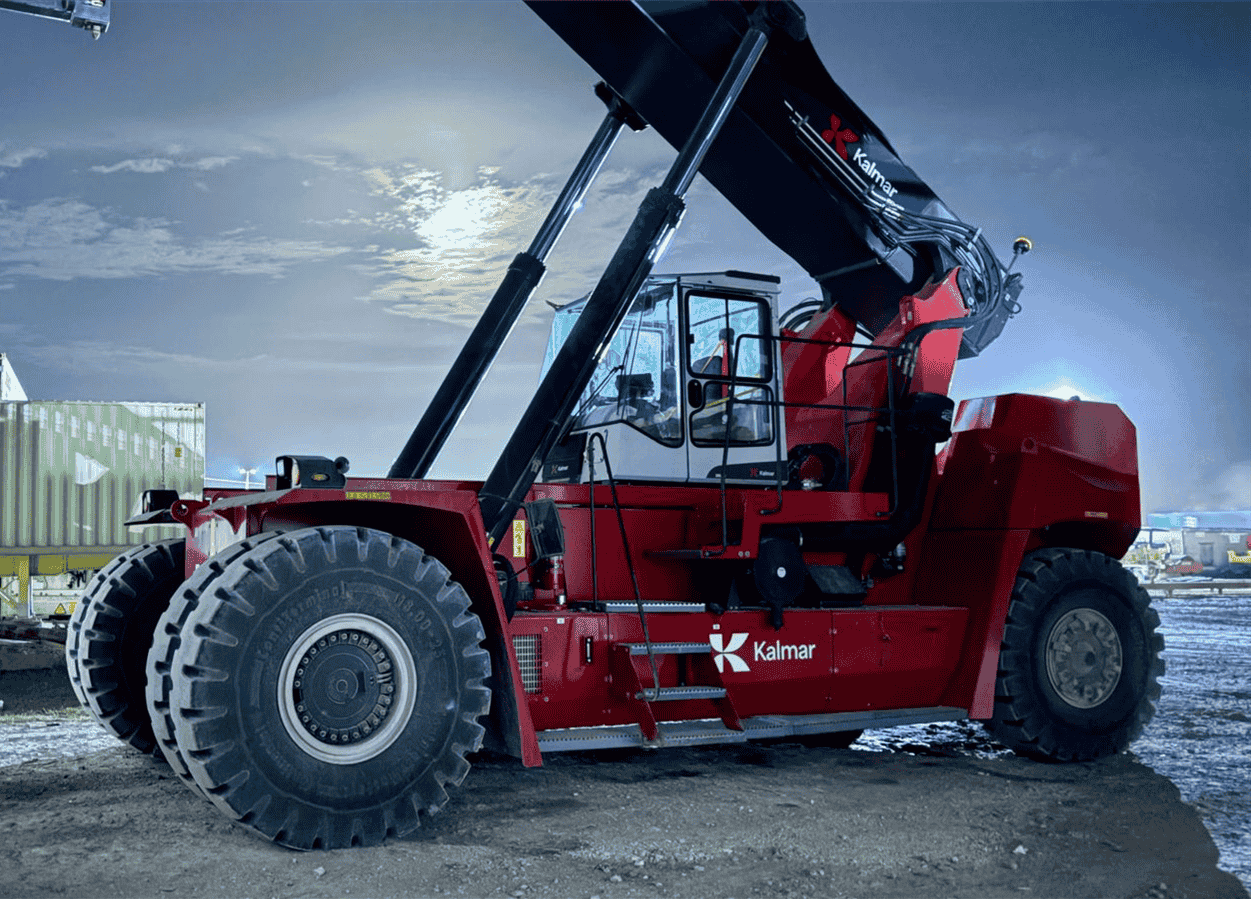 Kalmar 2025 Reachstacker Night View